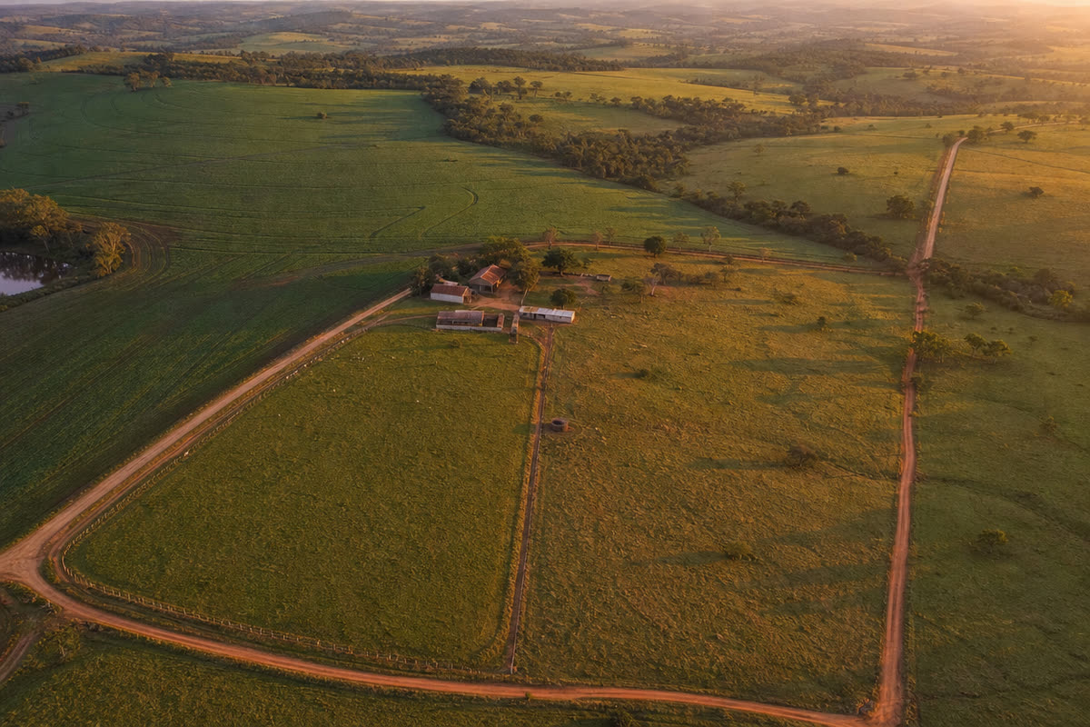 Vista aérea de fazenda com talhões e pastagens